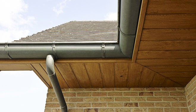 remise en peinture chéneau en cache moineau en bois à Wallers