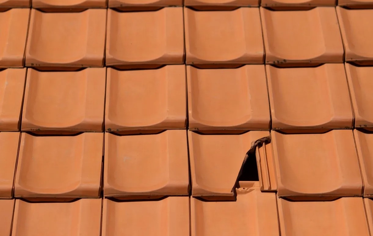 remplacer les tuiles cassées à Valenciennes pour éviter les infiltrations