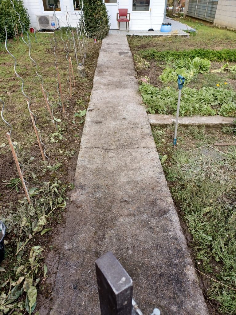 Nettoyage à haute pression de dalle allée de jardin à Petite-Forêt
