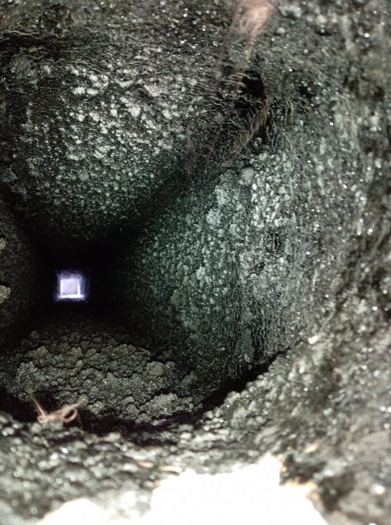 Photo de debistrage cheminée avant et après