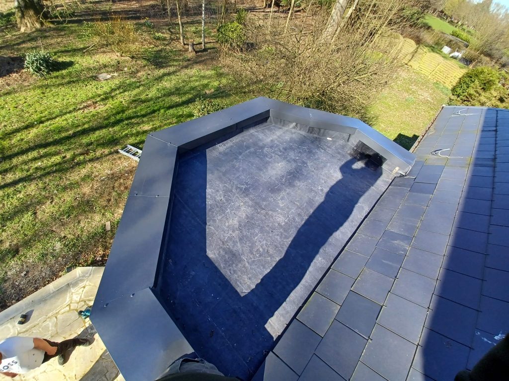Réparation de l'étanchéité de toit plat avec bâche EPDM à Valenciennes