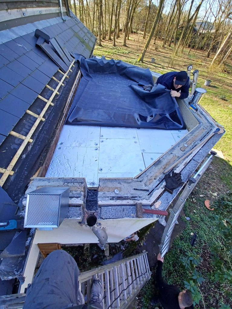 Réparation de l'étanchéité de toit plat avec bâche EPDM à Valenciennes