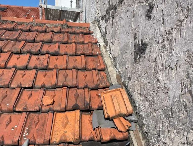 fuite toiture à caude de tuiles cassées
