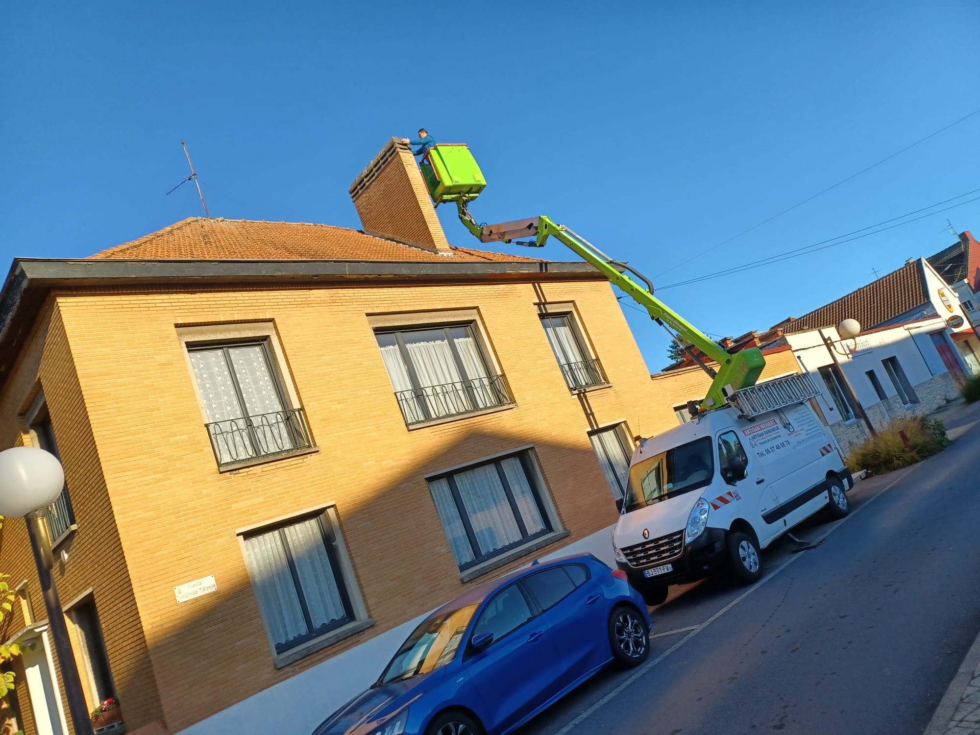 Couvreur Valenciennes avec une nacelle pour intervention rapide